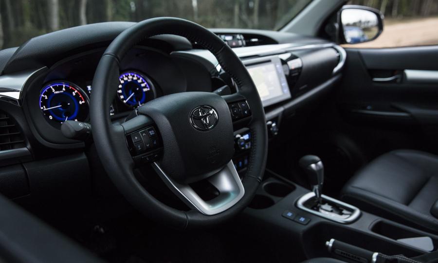 Интерьер Toyota Hilux Invincible 50 Chrome Edition 2018 года  (фото 2 из 7)